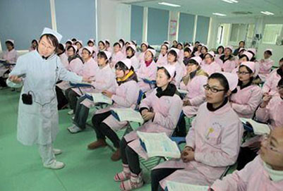 男生报读成都卫校的护理还是很药剂专业好呢