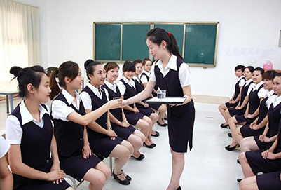 重庆铁路学校实行军事化管理的目的是什么?