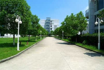 云南开放大学教学楼周边环境