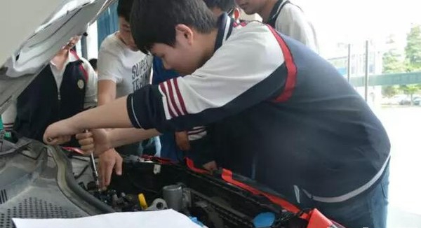 成都技师学院南校区汽修专业