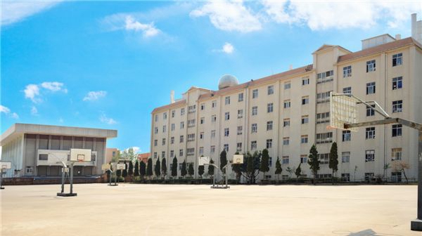 云南中医药中等专业学校篮球场