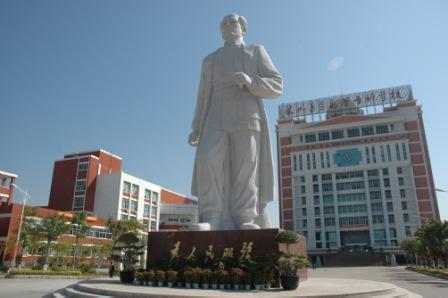 洛江校区白求恩雕像与图书信息中心