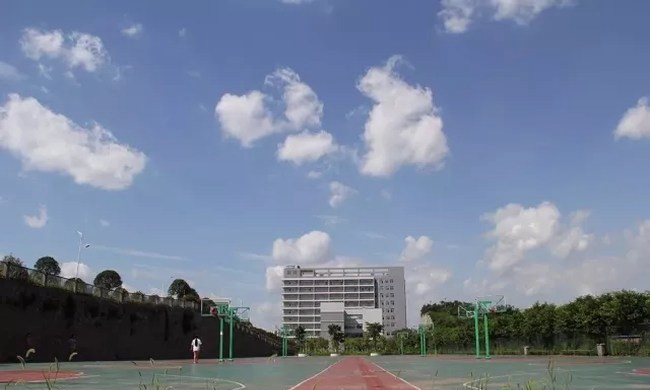 四川省宜宾卫生学校宽敞的运动场