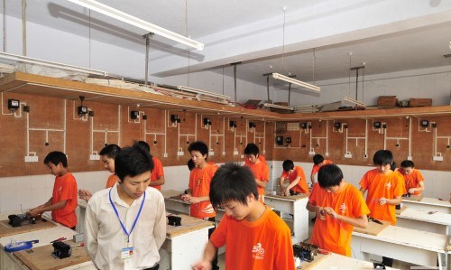 四川达州市高级技工学校电工操作