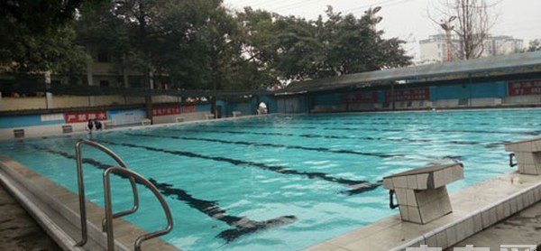 峨眉山市旅游学校校内游泳池