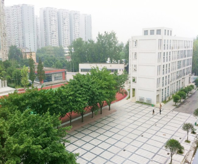 成都市洞子口职业高级中学校园环境