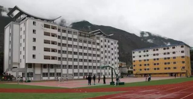 四川省甘孜卫生学校篮球场