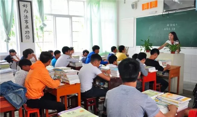 四川省汉源县职业高级中学学生在上课
