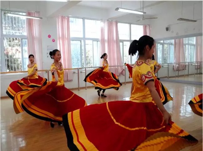 四川省汉源县职业高级中学舞蹈排练