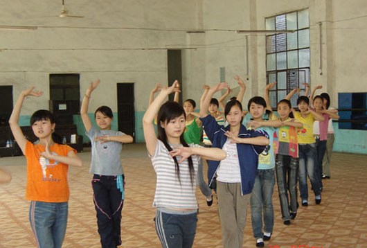 万源市职业高级中学学生正在上体操课