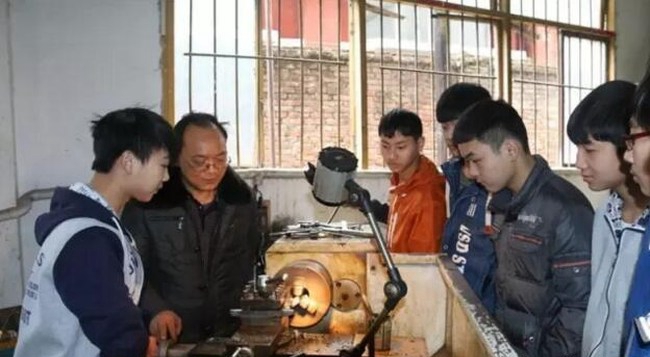 四川省达州市水电学校机电专业学生在老师指导下工件加工