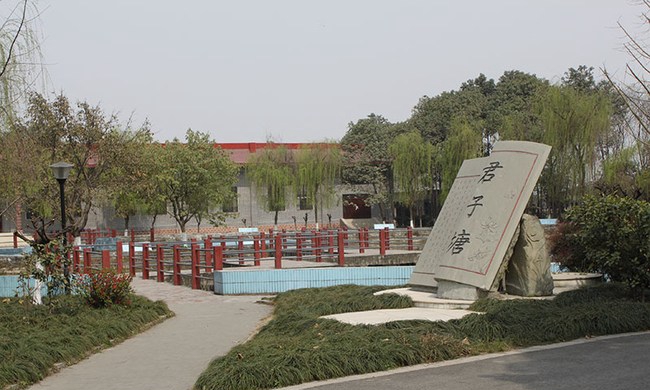 四川大学附设华西卫生学校（成都华西卫校）君子塘畔勤读书