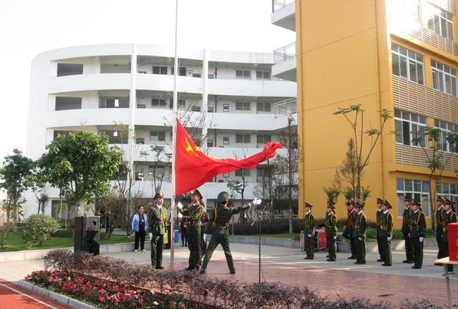成都建筑职业中专学校升国旗