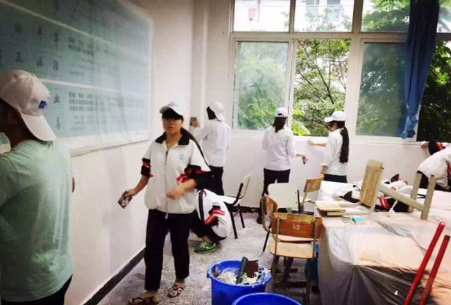 成都建筑职业中专学校建筑装饰乳胶漆实训课（2）