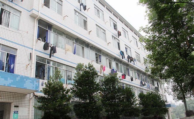 自贡市电子信息职业技术学校（自贡电信职校）学生寝室、宿舍大楼外