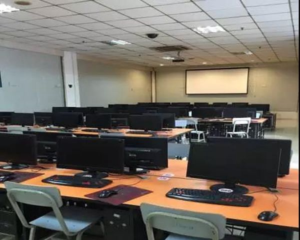 成都科华职业技术学校计算机实训室