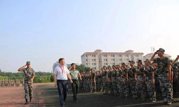 成都中医药大学附属医院针灸学校检阅军训方队