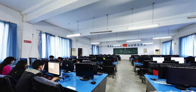 自贡市旅游职业高级中学计算机实训室