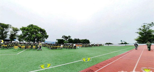自贡市旅游职业高级中学体育场一角