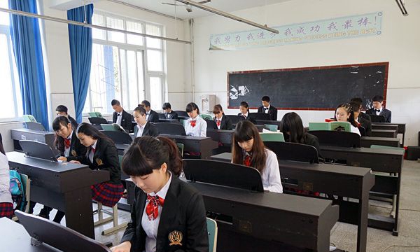 成都指南针职业技术学校幼师专业琴房