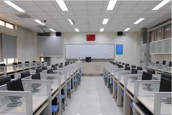 四川省工业贸易学校计算机实训室