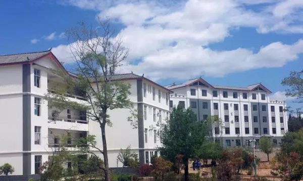玉龙县职业高级中学学生宿舍楼