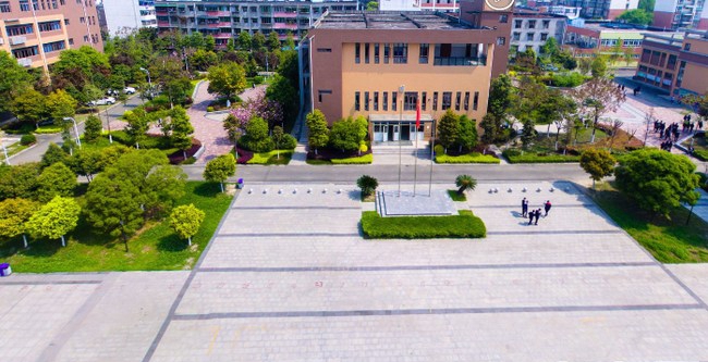 成都郫县友爱职业技术学校行政楼广场