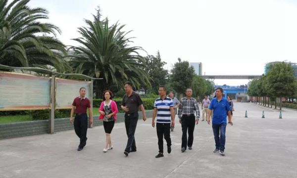 曲靖市陆良职业技术学校领导慰问