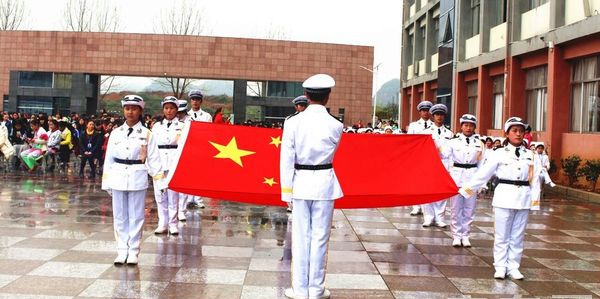 普定县职业技术学校国旗队