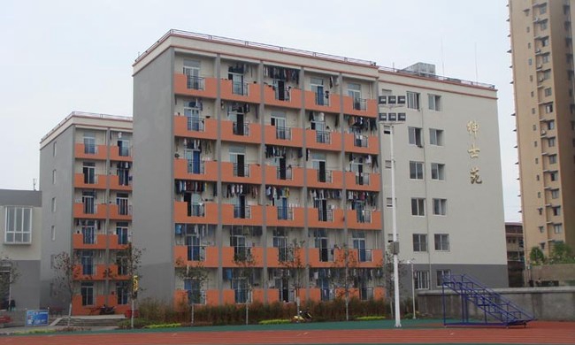 富顺职业技术学校环境：男生寝室、宿舍大楼