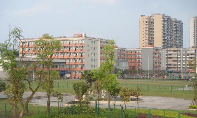 富顺职业技术学校环境：远观女生寝室、宿舍大楼